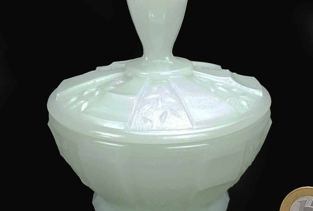 CR 28 – Compoteira antiga ou pote de toucador em vidro ou opalina branca com relevos Art Decó