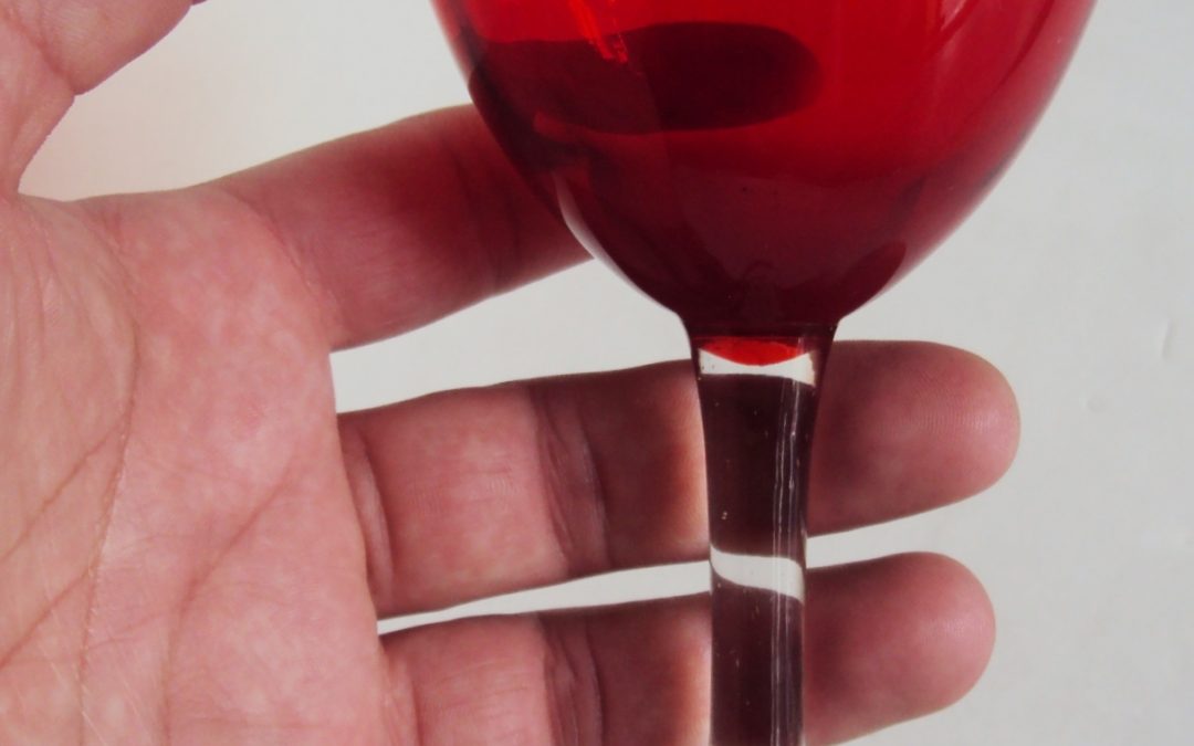 CR 297 – Taça de vinho branco em vidro vermelho rubi canelado com haste transparente