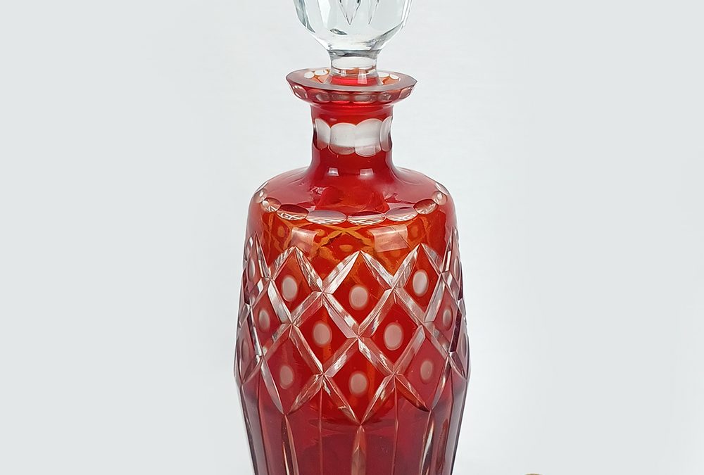 CR 30 – Garrafa de licor antiga em cristal vermelho ricamente lapidado