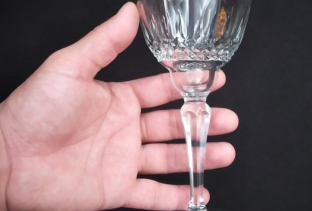 CR 30 – Taça para água ou vinho em grosso cristal ricamente lapidado e facetado à mão