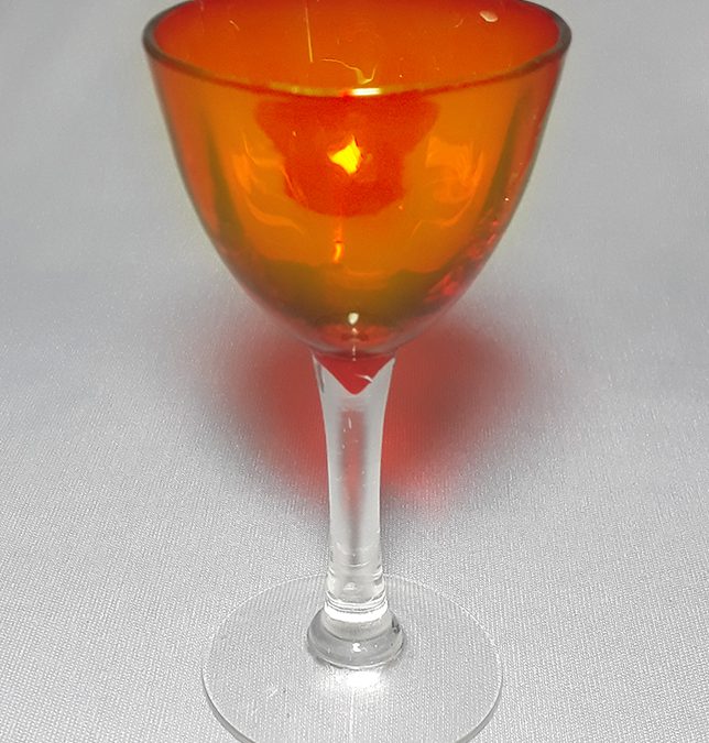 CR 300 – Taça pequena de licor em vidro laranja avermelhado canelado com haste transparente