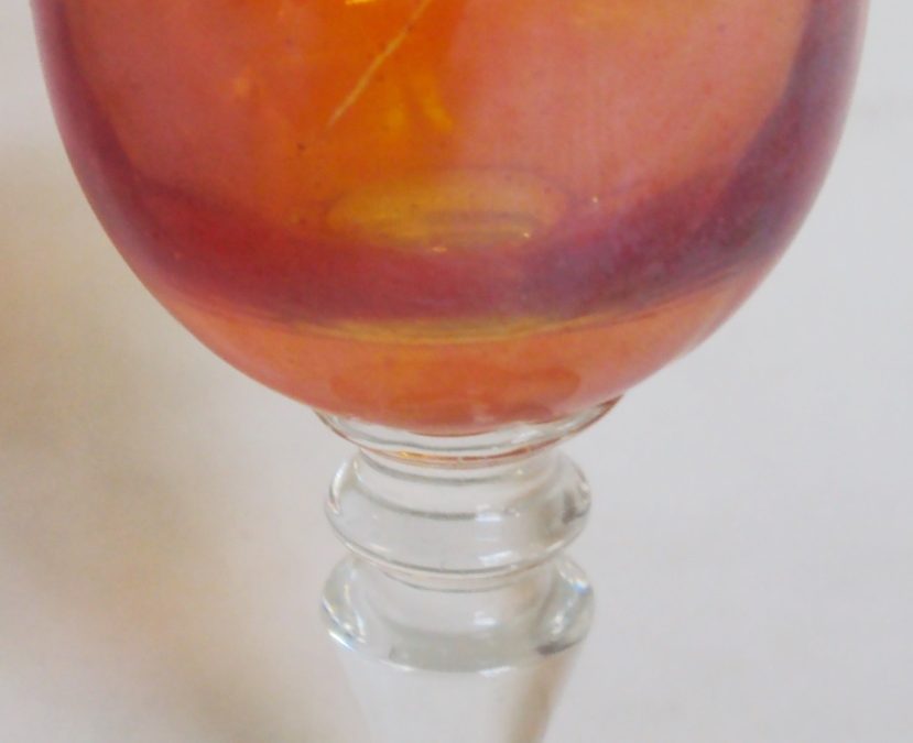 CR 305 – Taça de licor média em vidro de amberina ou carnival glass