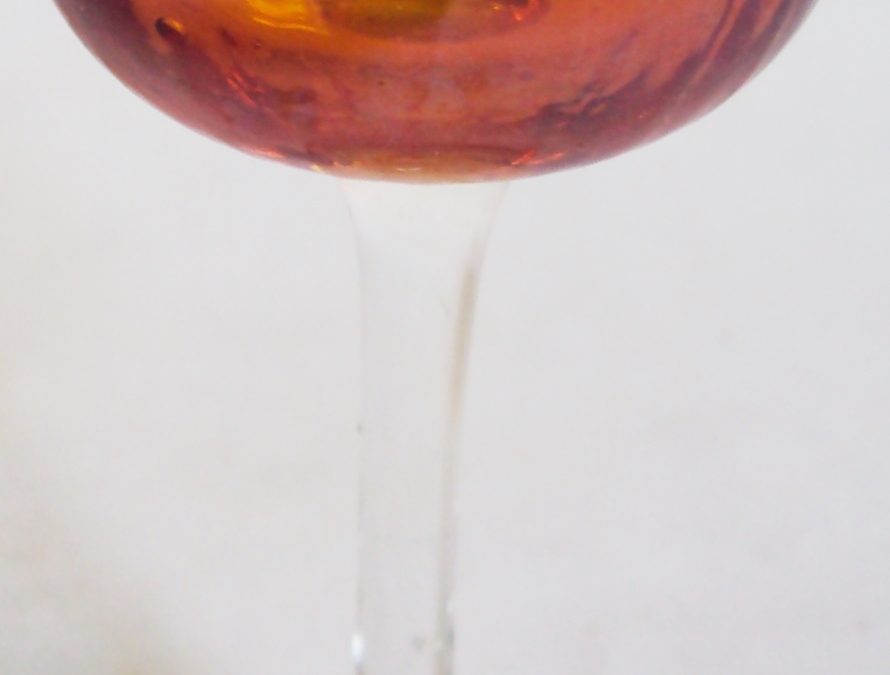 CR 307 – Taça de licor em vidro ondulado de amberina ou carnival glass