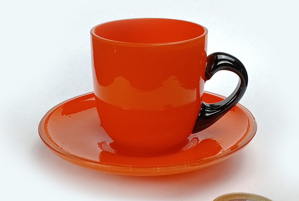 CR 31 – Xícara de cafezinho antiga em vidro estilo Tango Glass laranja com alça preta