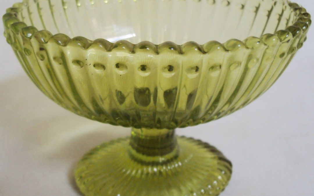 CR 312 – Petisqueira pequena em forma de taça de vidro verde decorado com relevos ondulados