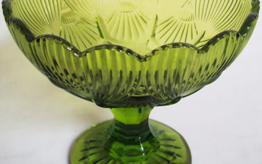 CR 313 – Fruteira pequena de vidro verde decorado com relevos e borda ondulada