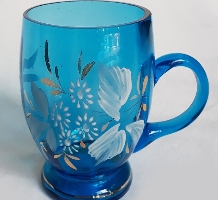 CR 32 – Caneca antiga em vidro veneziano azul com flores em esmalte branco
