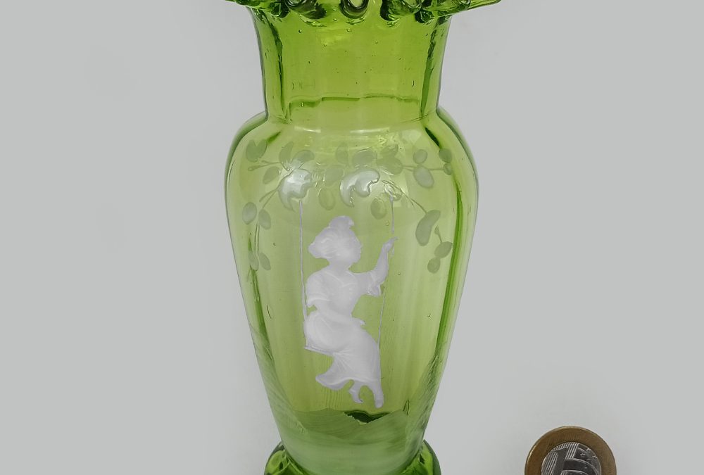 CR 33 – Vaso antigo em vidro verde da Boêmia com pintura Mary Gregory de menina em esmalte branco
