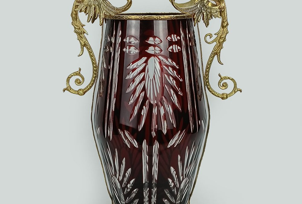 CR 33 – Vaso antigo em cristal vermelho lapidado com armação e alças em bronze com dragões