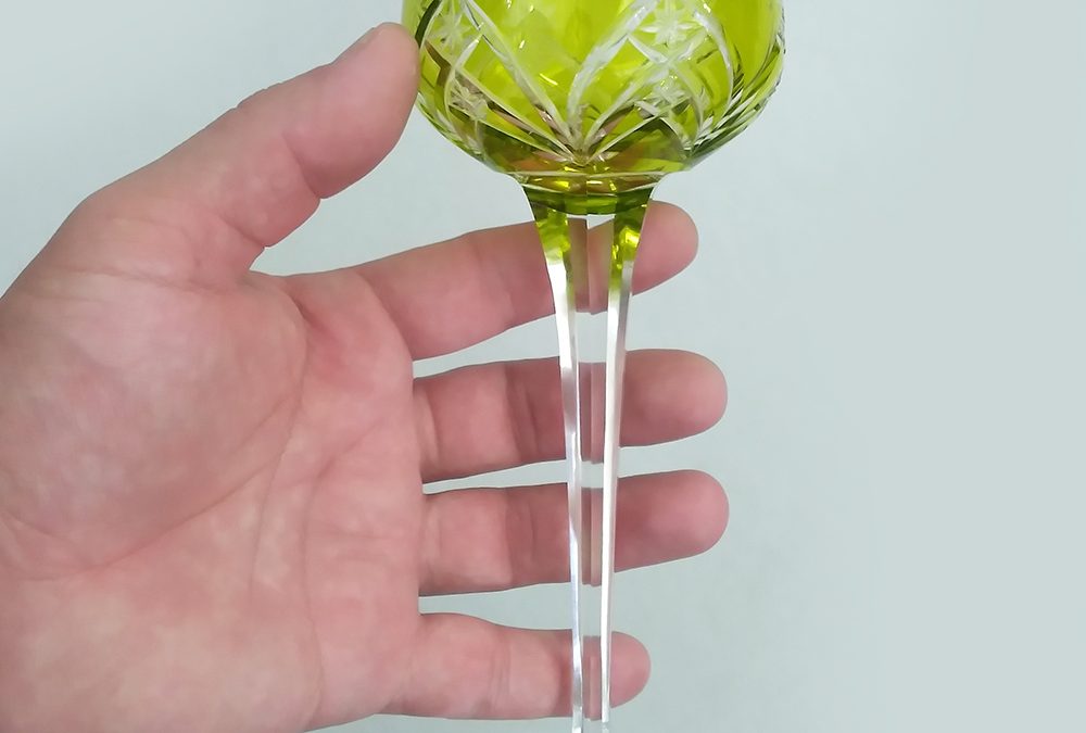 CR 37 – Taça ou cálice grande antigo em cristal francês Baccarat selado amarelo lapidado à mão