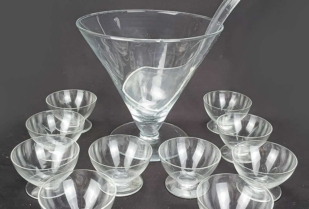 CR 39 – Poncheira de vidro alta com 10 taças e concha