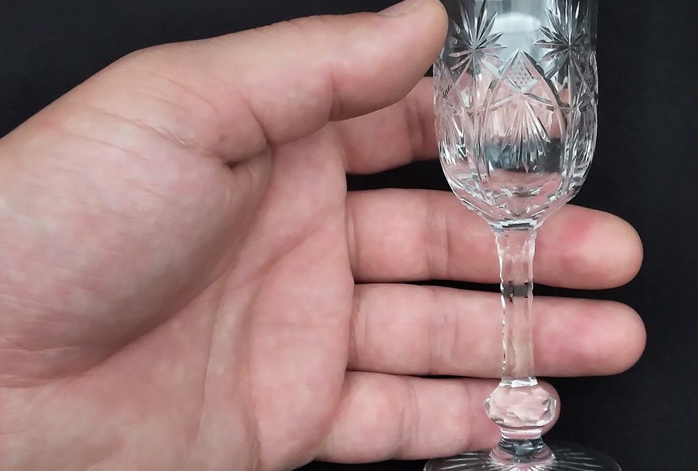 CR 46 – Taça antiga para licor em cristal ricamente lapidado com haste serrilhada e estrela