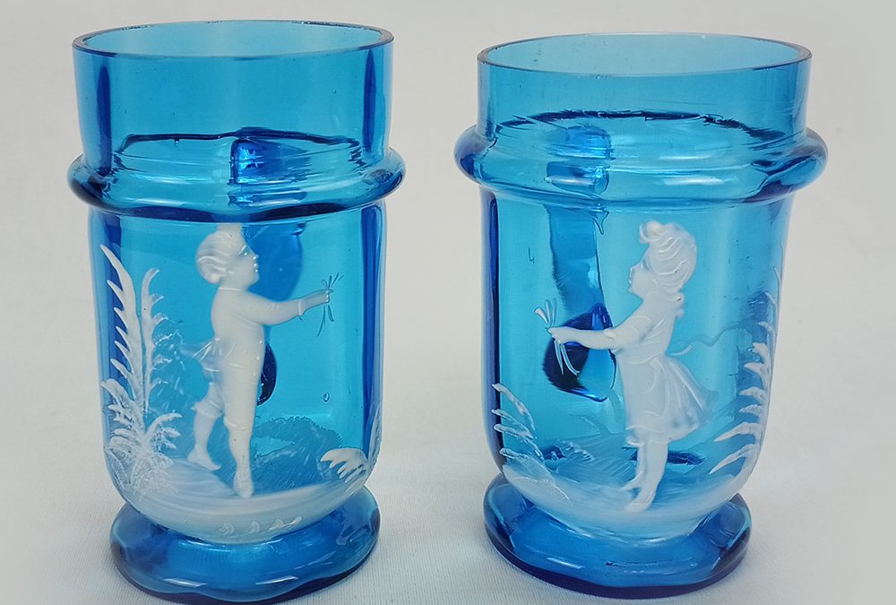 CR 49 – Par de canecas antigas em vidro azul da Boêmia com pintura Mary Gregory de crianças em esmalte branco
