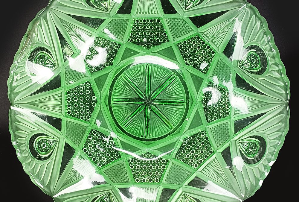 CR 49 – Centro de mesa ou fruteira grande em vidro de uralina verde ricamente decorado