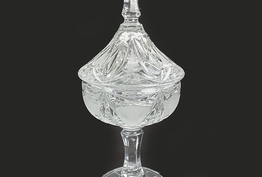 CR 49 – Compoteira vintage com pé alto em cristal incolor ricamente decorada