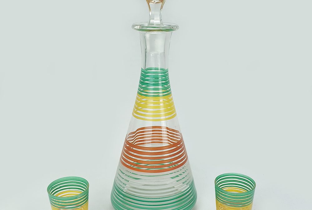 CR 49 – Garrafa antiga anos 50 de licor em vidro com 02 copos pintados à mão com linhas coloridas