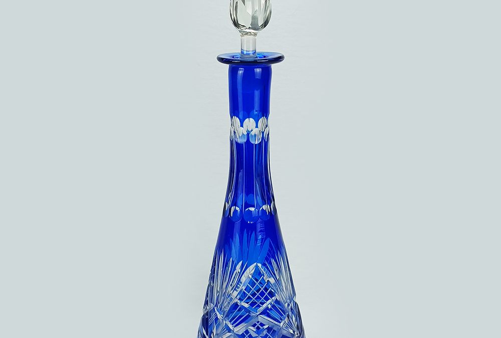 CR 52 – Garrafa de licor antiga em cristal azul ricamente lapidado