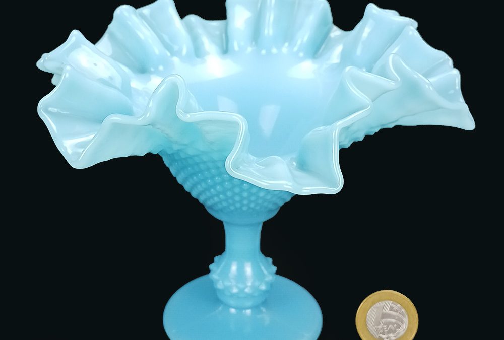 CR 53 – Centro de mesa antigo em vidro de opalina azul bico de jaca com borda ondulada