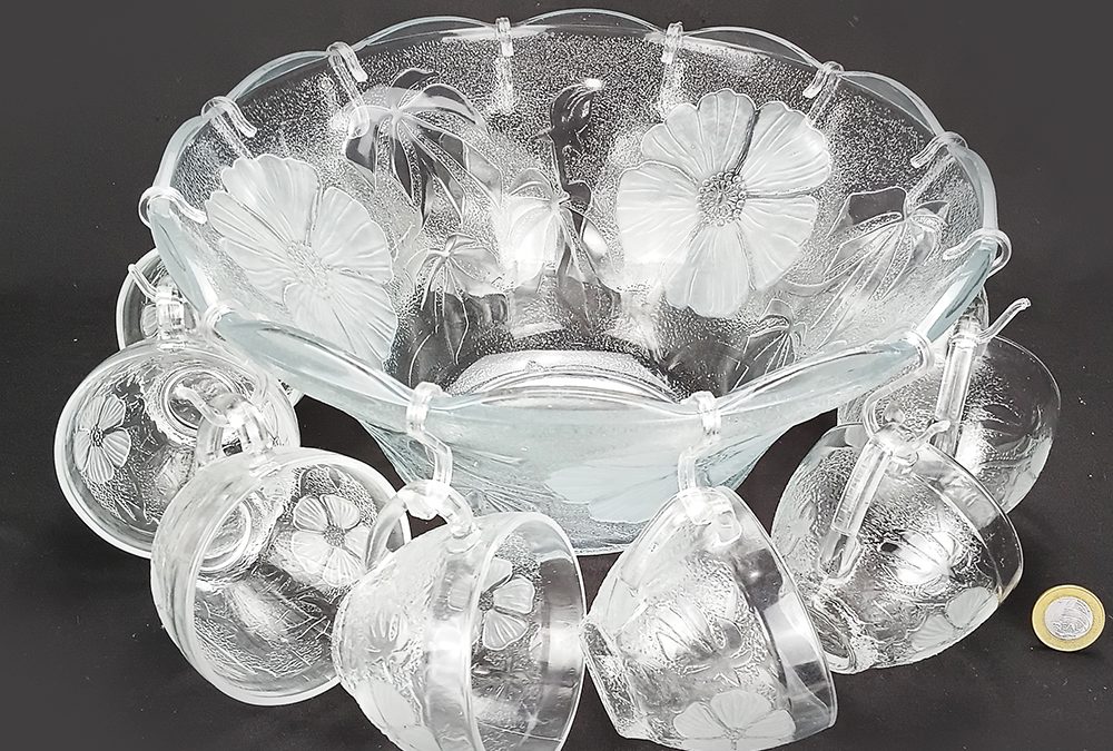 CR 53 – Poncheira em vidro com 12 canecas decorada com flores