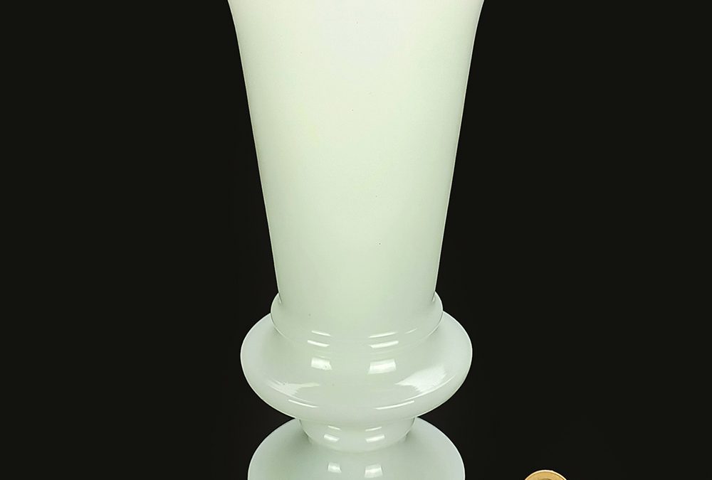 CR 53 – Vaso antigo em vidro opalinado branco