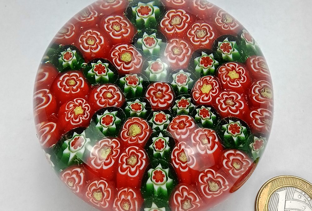 CR 53 – Peso de papel antigo em vidro de Murano com Millefiori de flores vermelhas e verdes