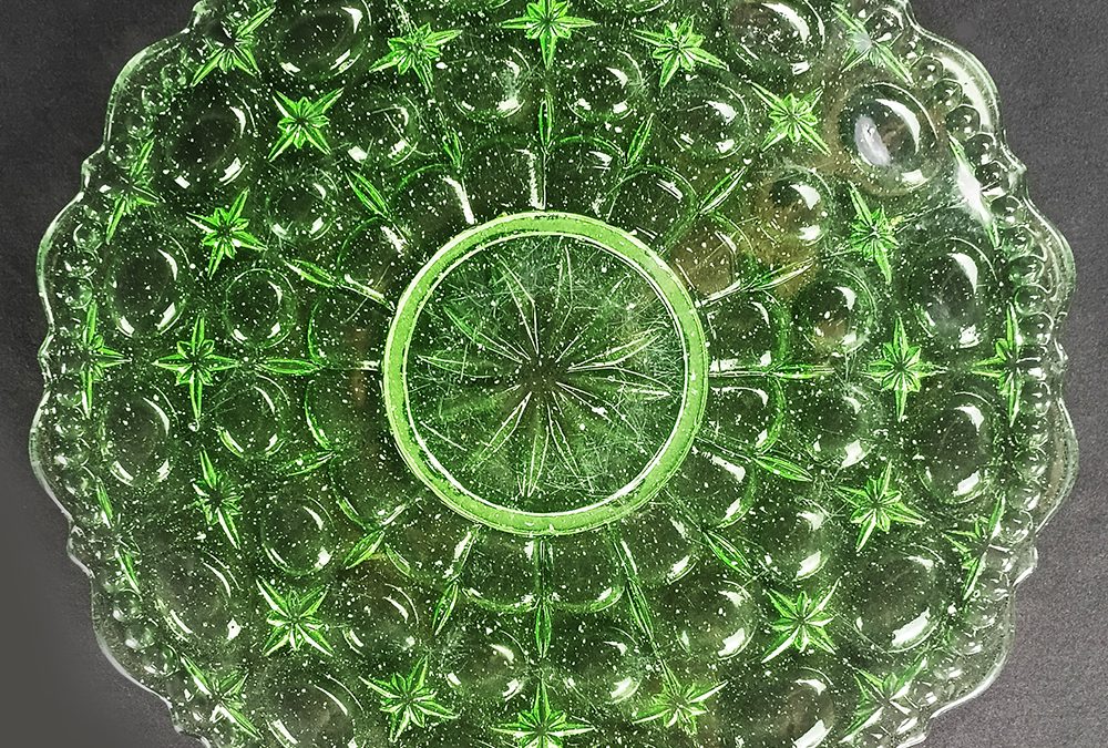 CR 58 – Prato ou fruteira grande em vidro de uralina verde desenho geométrico