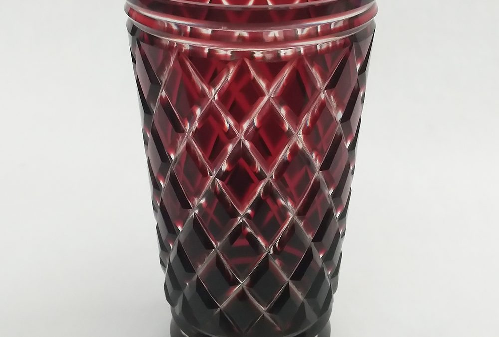 CR 58 – Copo antigo para água ou suco em cristal vermelho lapidado à mão com losangos
