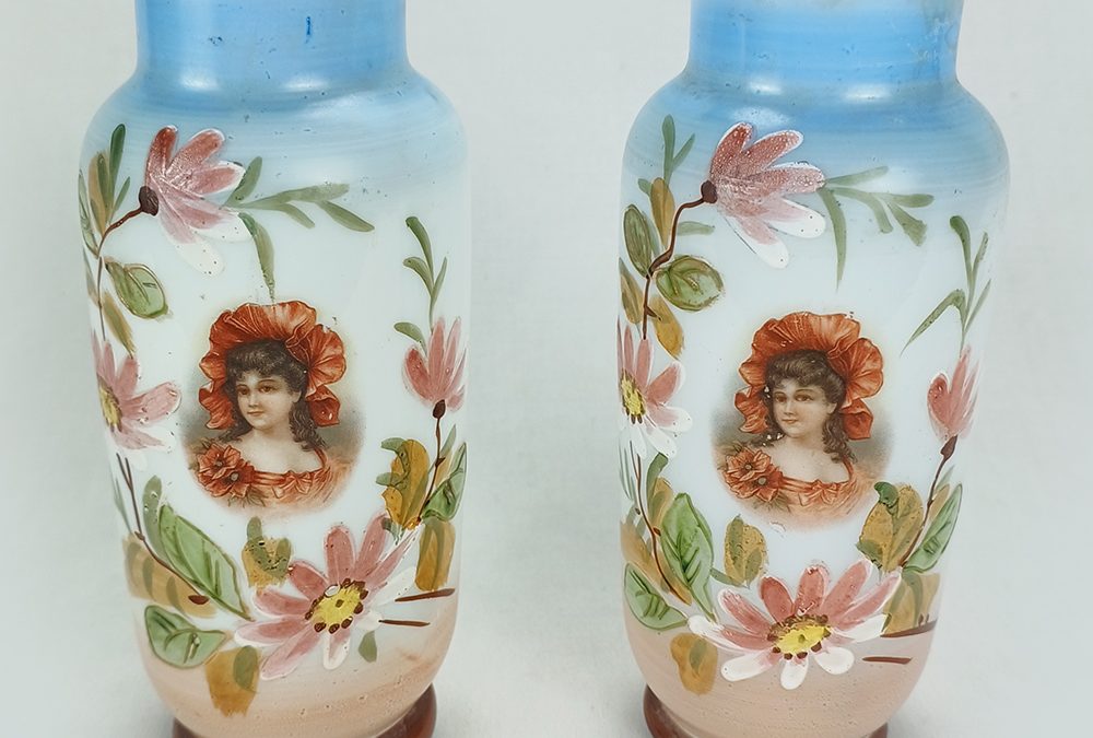 CR 58 – Par de vasos ou floreiros antigos em vidro de opalina pintada à mão com flores e damas