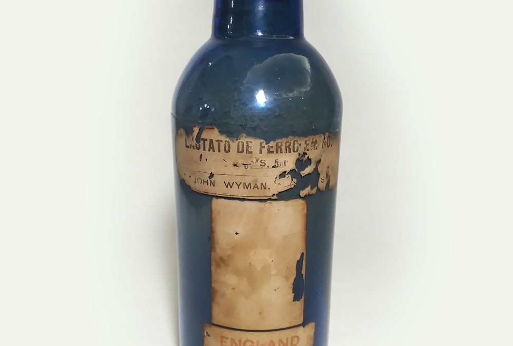 CR 59 – Frasco de farmácia antigo inglês em vidro azul com lacre de John Wyman
