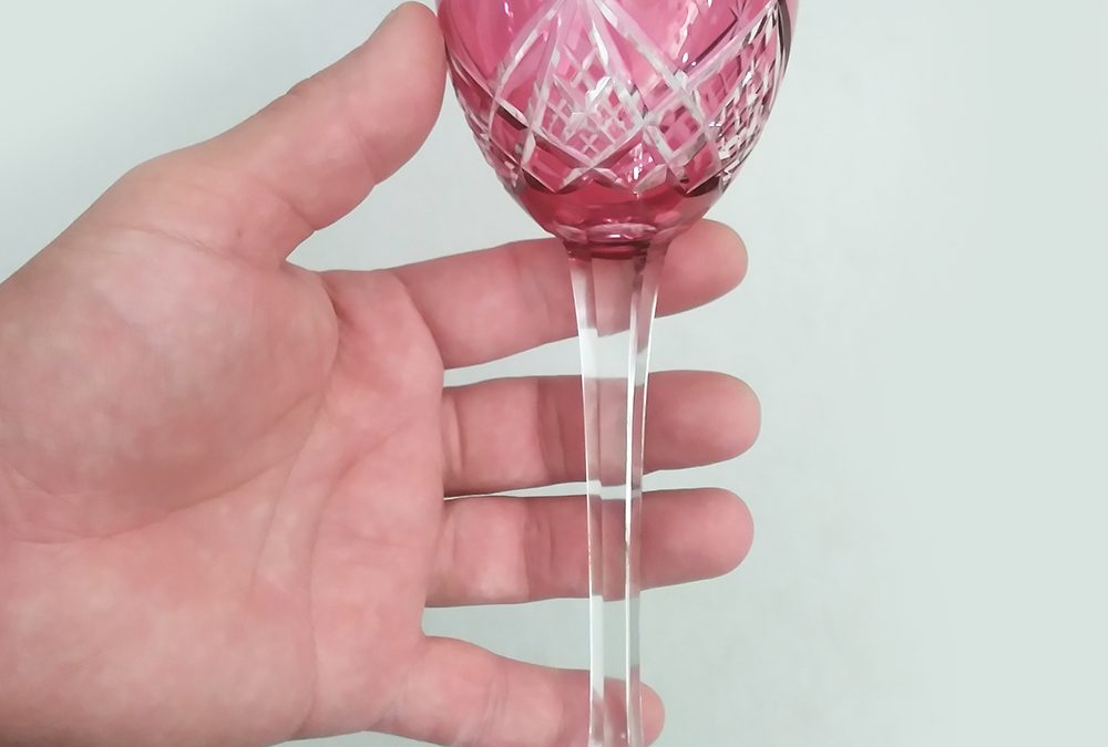 CR 62 – Taça ou cálice grande antigo em cristal francês Baccarat selado rosa lapidado à mão