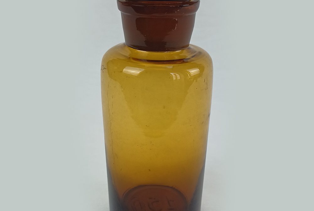 CR 63 – Frasco de farmácia ou laboratório antigo numerado 150 em vidro marrom com tampa original