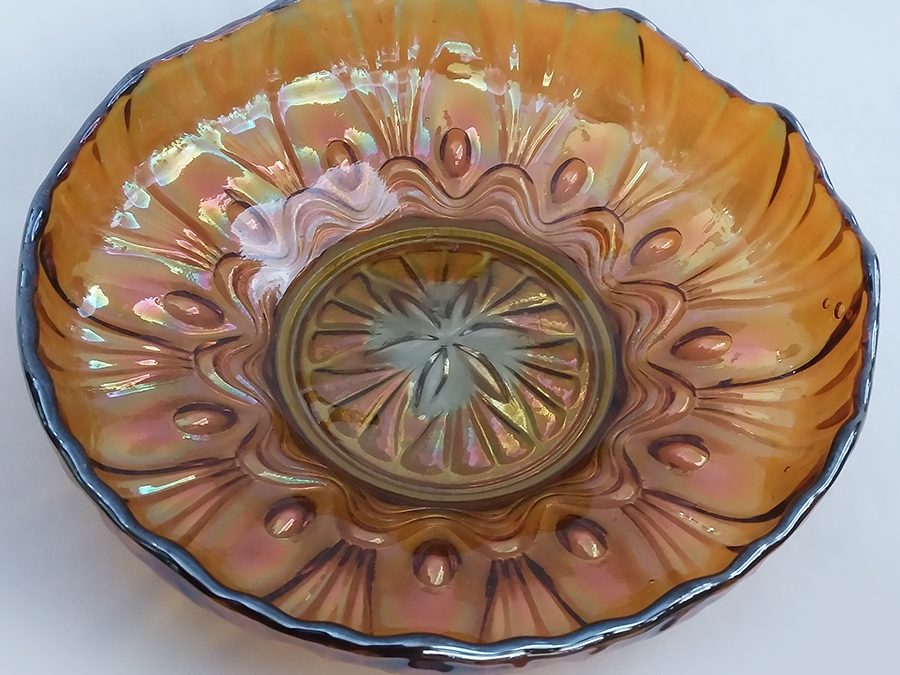 CR 64 – Tigela ou centro de mesa em vidro Carnival Glass ou amberina iridescente com relevos