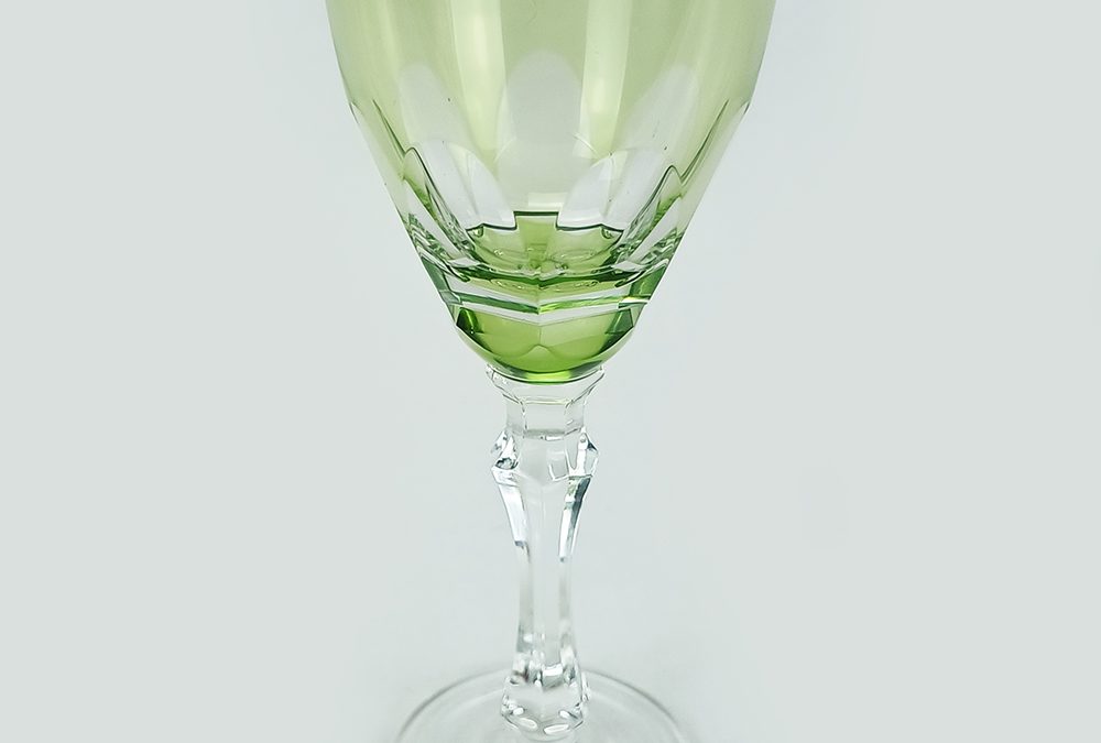 CR 66 – Taça de cristal verde claro para vinho do Porto lapidada à mão com haste facetada