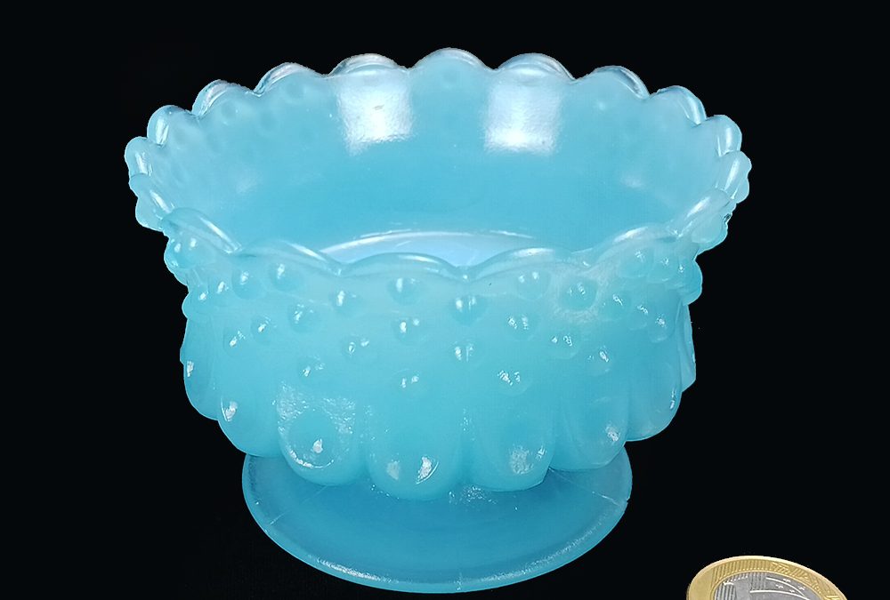 CR 67 – Taça ou cumbuca de sobremesa antiga em opalina azul decorada com pontos em relevo estilo Hobnail