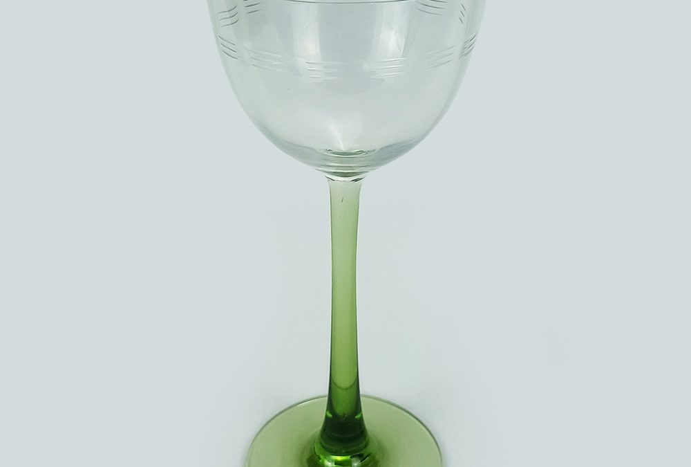 CR 68 – Taça ou cálice antigo para água ou vinho em cristal lapidado com haste verde