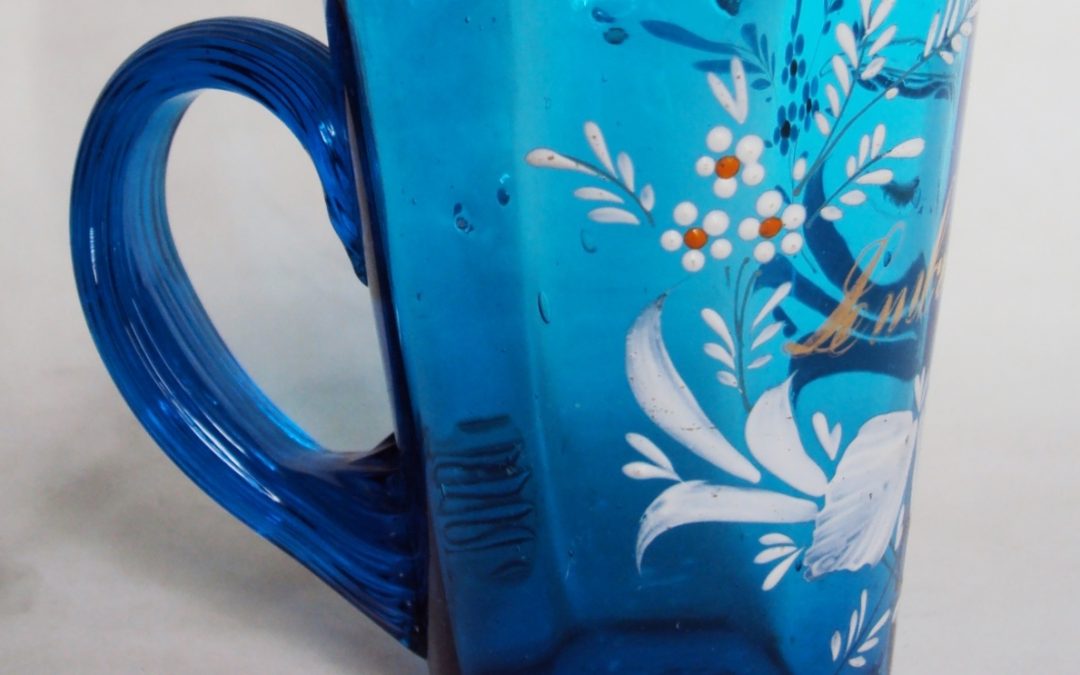 CR 70 – Caneca antiga de vidro veneziano azul com flores em esmalte branco Lembrança