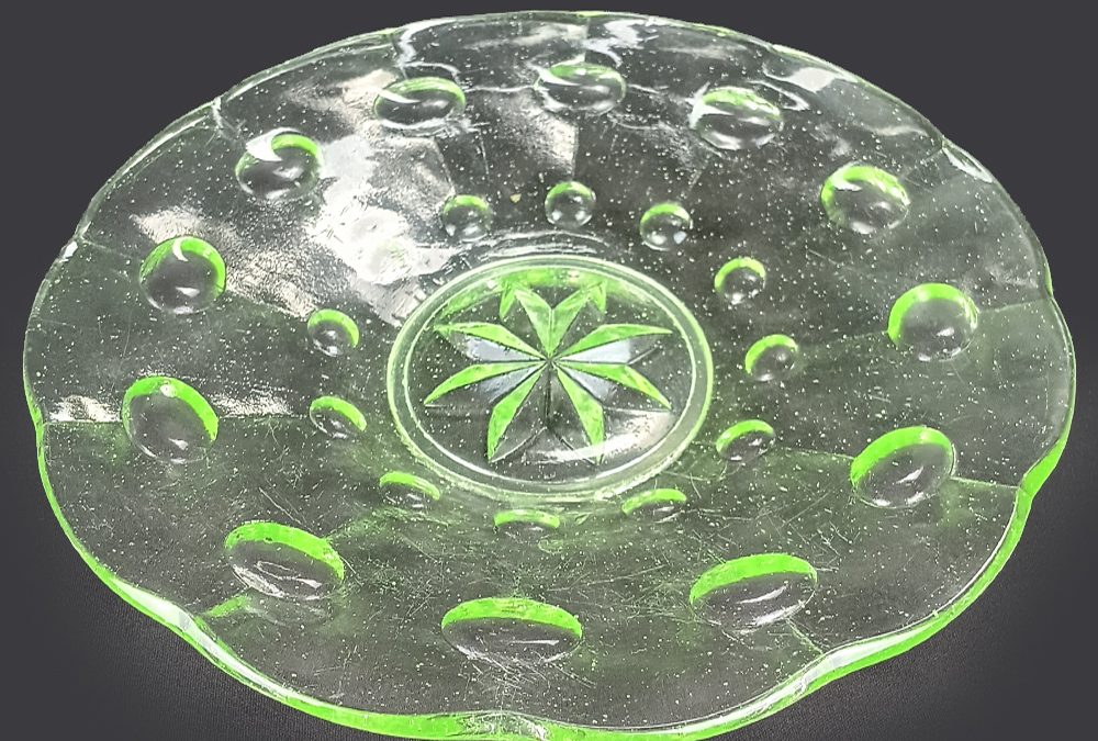 CR 74 – Prato antigo ou fruteira em vidro de uralina verde Art Déco decorado com círculos e estrela