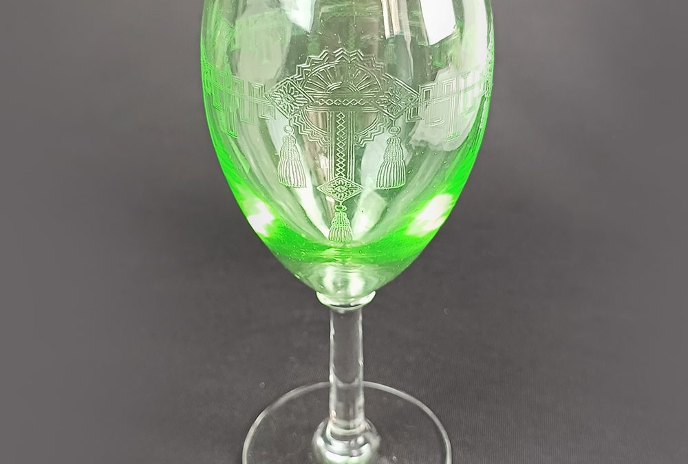 CR 74 – Taça antiga em vidro verde de uralina com bojo decorado com desenhos Art Decó