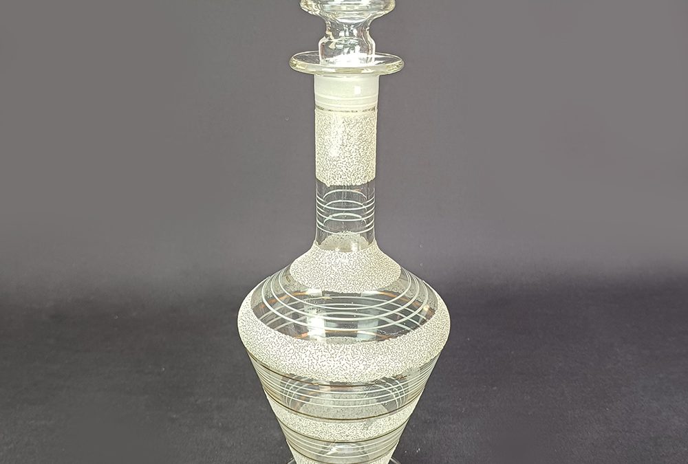 CR 75 – Garrafa de licor antiga em vidro com relevo e linhas brancas e douradas