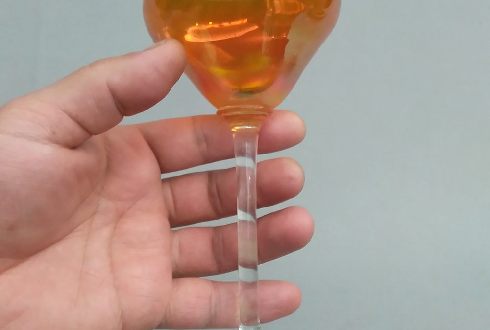 CR 76 – Taça antiga ou cálice alto em vidro Carnival Glass ou amberina iridescente