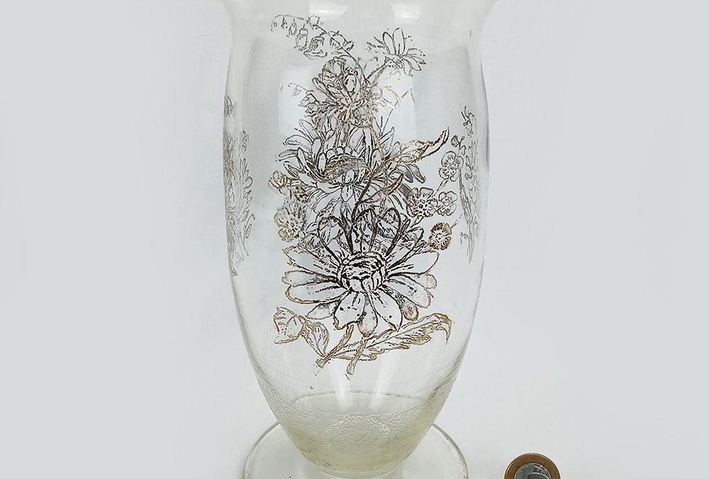 CR 77 – Vaso antigo anos 50 em vidro decorado com flores em relevo dourado