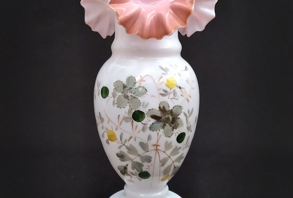 CR 77 – Vaso ou floreiro antigo em opalina francesa branco e rosa com flores pintadas à mão