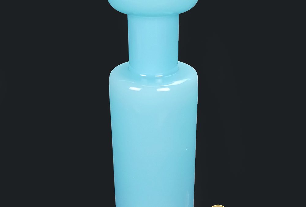 CR 79 – Garrafa antiga e alta em vidro de opalina azul com tampa