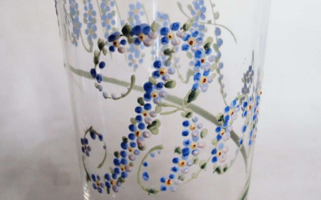 CR 82 – Copo antigo de cristal veneziano com frase Bons Annos feita de flores azuis em esmalte