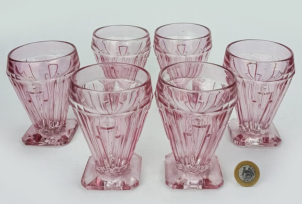 CR 84 – Jogo com 6 copos antigos estilo Art Déco em vidro rosado decorado com relevos