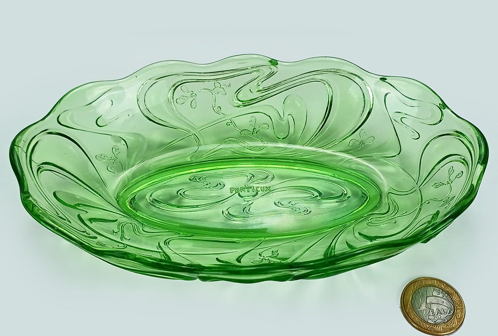 CR 88 – Tigela antiga oval em vidro uralina verde Portieux Vallerysthal estilo Art Nouveau