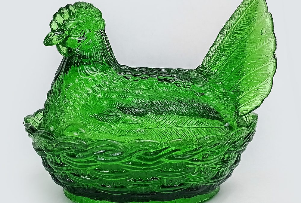 CR 89 – Compoteira ou meleira antiga em forma de galinha em vidro prensado verde