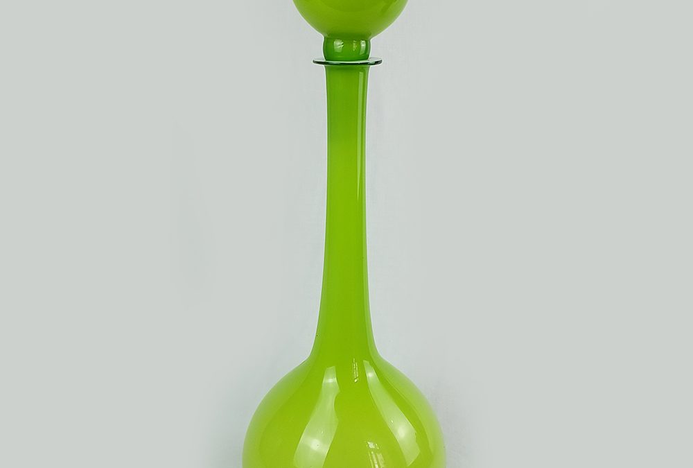 CR 90 – Garrafa antiga em vidro verde de Murano anos 70 tampa em forma de bola