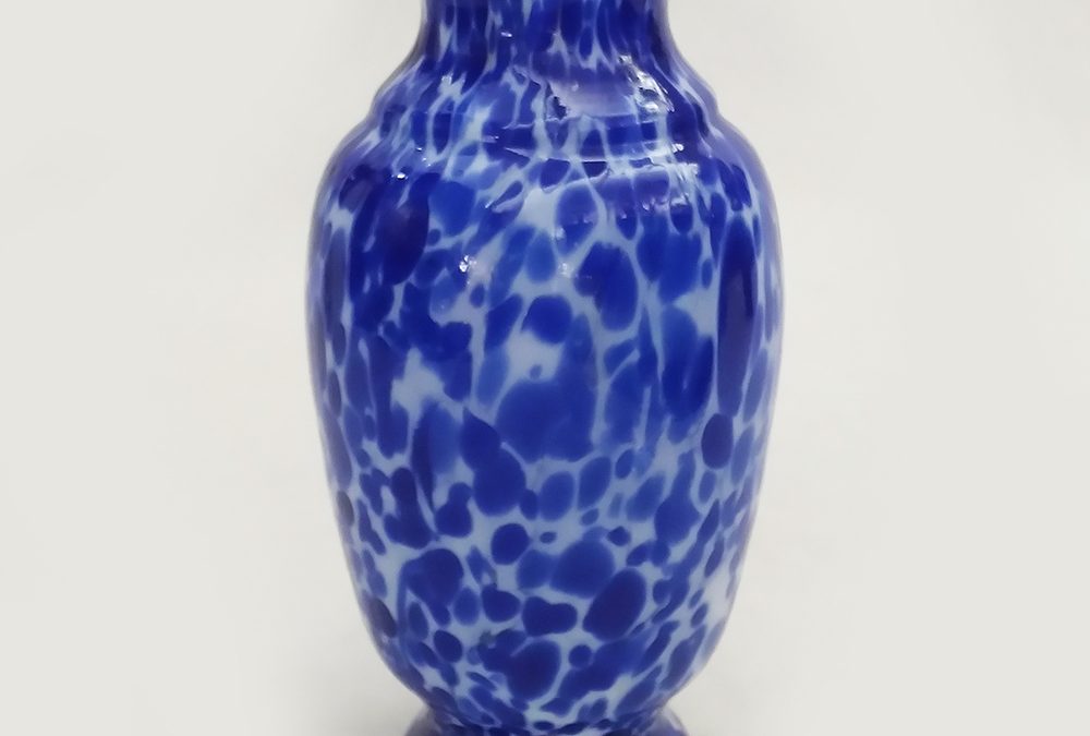 CR 91 – Vaso antigo em vidro de Murano branco com pontos azuis