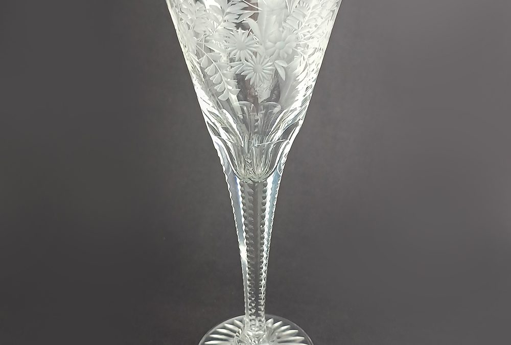 CR 94 – Cálice ou taça antiga e alta para vinho branco em cristal ricamente lapidado à mão com flores